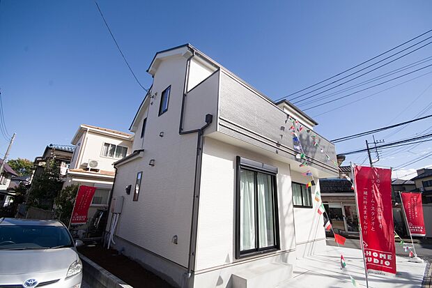 街に溶け合う美しい景観と、採光や風通しを考えて設計された間取り。近隣の視線を考え調整した窓位置など、外観だけでなく、住まうご家族の心地よさを最優先しました。