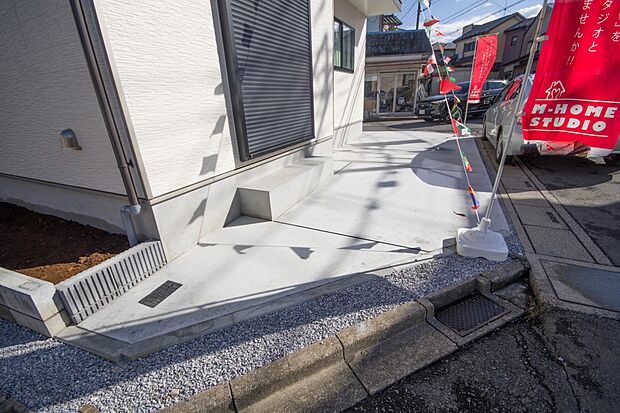 通勤や家族の送迎など、毎日の生活にマイカーが欠かせない方にとって駐車場は大事な条件。敷地内にカースペースがあれば、お出かけやお買い物の際の搬入出もらくらくです。