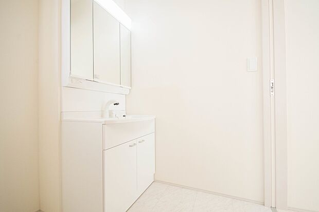 洗面室のある脱衣所は広々。脱いだお洋服をそのままお洗濯。