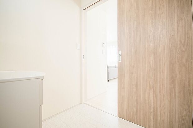 毎日使う洗濯機。しっかりと奥行きのある置き場が確保されています。