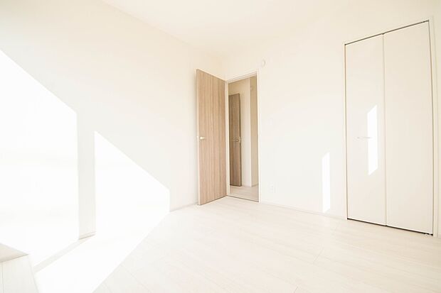 陽光が降り注ぐ明るく開放的な空間が魅力的。