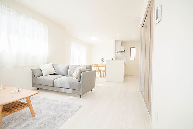 リビングは、食事スペースと寛げる場所設けてもまだ余裕の広さ。明るい光が照らしてくれます。