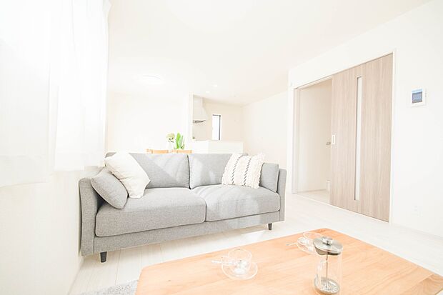 明るく開放的なダイニング。家族とのコミュニケーションが取りやすく、みんなの笑顔が溢れます