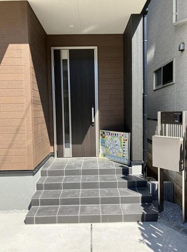 玄関の扉を開けるとそこは家族の待つお家。笑い声が聞こえてきそう。