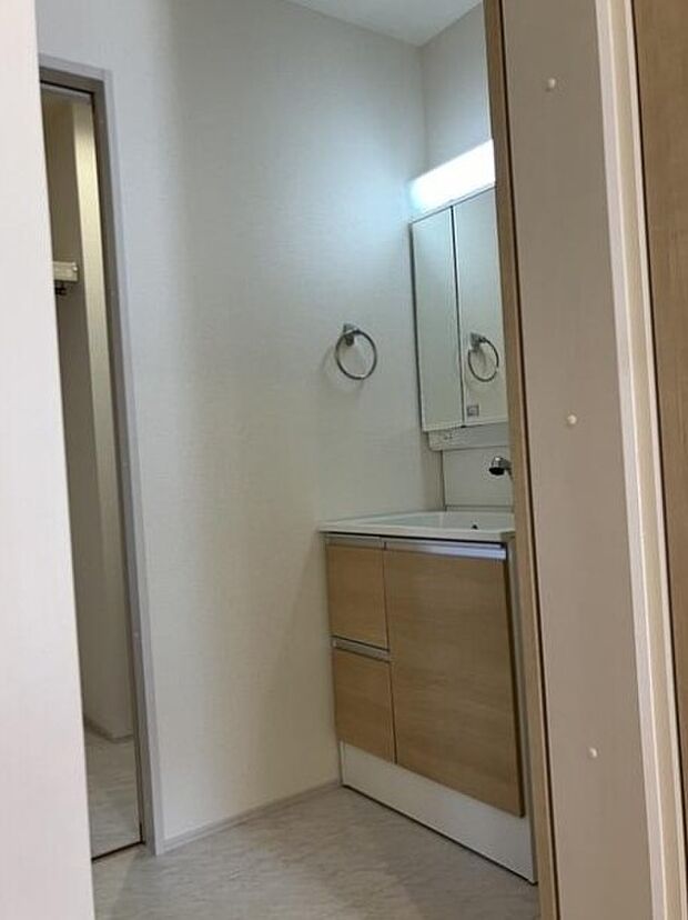 大きく見やすい三面鏡で清潔感ある洗面台は、身だしなみチェックや肌のお手入れに最適です。何かと物が増える場所だからこそ、スッキリと見映えの良い空間に拵えました。