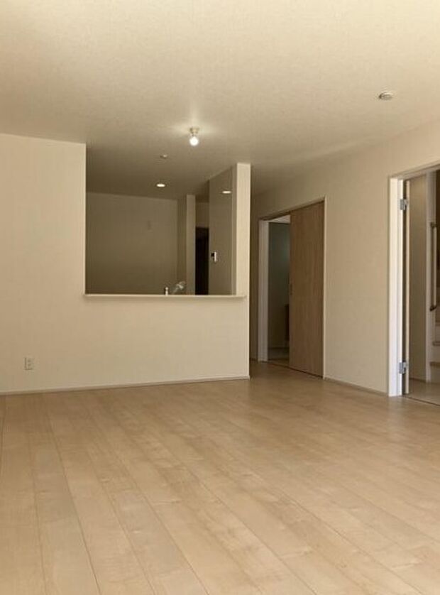 通風・採光に優れ、心地よい光と風が溢れています。 贅沢で豊かな居住性と、プライドを満たすクオリティが見事に調和した住空間。新築ならではの快適なひとときをご体感頂ける筈です。