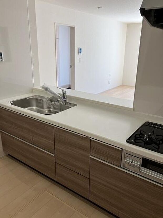 三口コンロで料理の幅を拡げてくれる使いやすいシステムキッチンを採用。洗い場も大きいので野菜や食器を洗ったりする際にも捗り、奥様の強い味方となってくれるはずです。