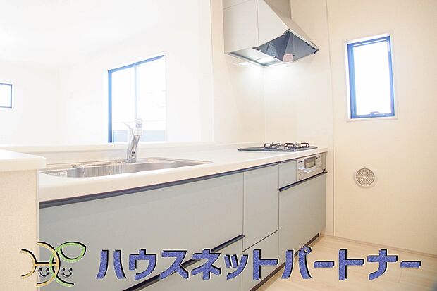 三口コンロで料理の幅を拡げてくれる使いやすいシステムキッチンを採用。洗い場も大きいので野菜や食器を洗ったりする際にも捗り、奥様の強い味方となってくれるはずです。