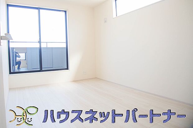 バルコニーに直接出入りできるお部屋です。ちょっと外の空気を吸いたい時や、ベランダでミニガーデニングなども楽しめそうです。