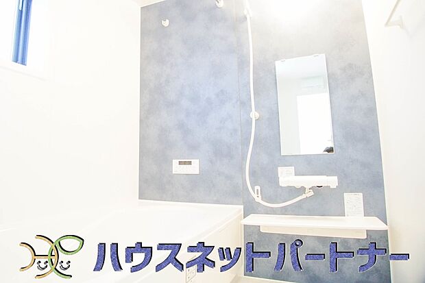 高級感溢れるカラーと大きさ・柔らかな曲線で構成された半身浴も楽しめるバスタブが心地よさをもたらします。