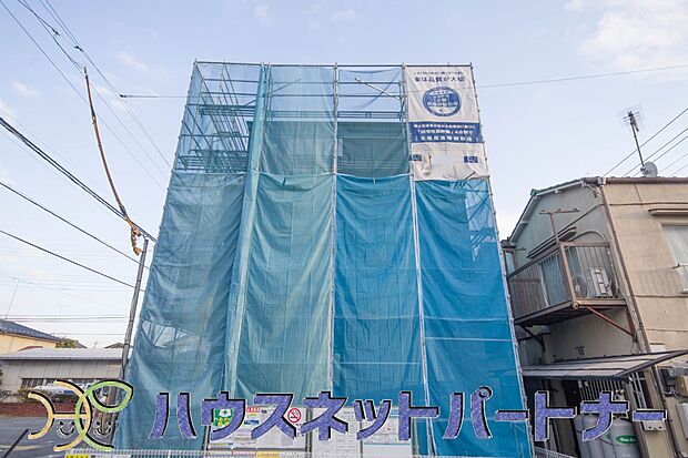 街に溶け合う美しい景観と、採光や風通しを考えて設計された間取り。近隣の視線を考え調整した窓位置など、外観だけでなく、住まうご家族の心地よさを最優先しました。