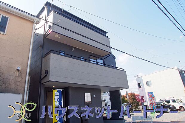 街に溶け合う美しい景観と、採光や風通しを考えて設計された間取り。近隣の視線を考え調整した窓位置など、外観だけでなく、住まうご家族の心地よさを最優先しました。