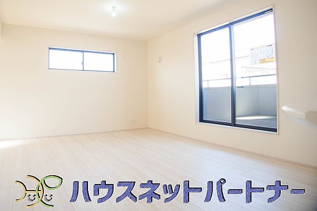 独立性を高めたお部屋。たっぷりの収納も配備しており、片付いた空間を現実出来そう。陽光も降り注ぐ明るく開放的な空間が魅力的。