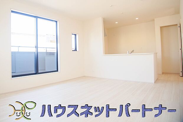 明るく開放的なダイニング。家族とのコミュニケーションが取りやすく、みんなの笑顔が溢れます