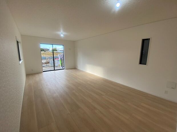 通風・採光に優れ、心地よい光と風が溢れています。 贅沢で豊かな居住性と、プライドを満たすクオリティが見事に調和した住空間。新築ならではの快適なひとときをご体感頂ける筈です。