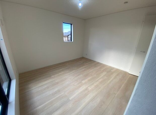 明るい窓のあるお部屋は子供部屋にぴったり。可愛い家具で素敵なお部屋に。