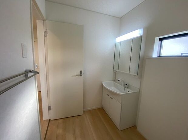 大きく見やすい三面鏡で清潔感ある洗面台は、身だしなみチェックや肌のお手入れに最適です。何かと物が増える場所だからこそ、スッキリと見映えの良い空間に拵えました。