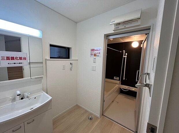 大きく見やすい三面鏡で清潔感ある洗面台は、身だしなみチェックや肌のお手入れに最適です。何かと物が増える場所だからこそ、スッキリと見映えの良い空間に拵えました。