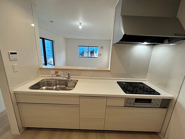 明るく開放的なオープンキッチン。家族とのコミュニケーションが取りやすく、みんなの笑顔が溢れます。