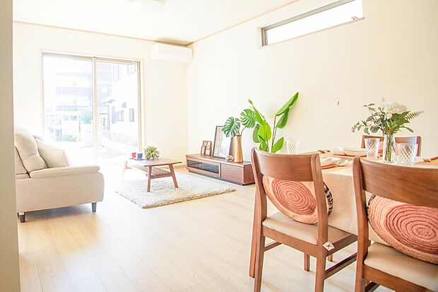 通風・採光に優れ、心地よい光と風が溢れています。 贅沢で豊かな居住性と、プライドを満たすクオリティが見事に調和した住空間。新築ならではの快適なひとときをご体感頂ける筈です。