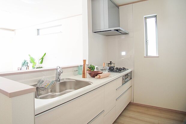 三口コンロで料理の幅を拡げてくれる使いやすいシステムキッチンを採用。洗い場も大きいので野菜や食器を洗ったりする際にも捗り、奥様の強い味方となってくれるはずです。
