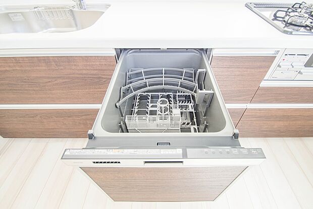 同仕様:【食洗機付き対面式システムキッチン】 『 食洗機 』 料理後の面倒な洗物も解決!高温洗浄で煮沸消毒にも使えるため、乳幼児やご年配の衛生にも役にたち、又、洗った食器置きとして使い広くキッチンを使