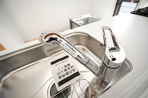 同仕様：【一体型浄水器】一つの蛇口で「原水（水道水）」「シャワー」「浄水」を切り替えられる、浄水器を内蔵した混合水栓です。浄水は、水栓本体の首部分に付属のカートリッジをセットして使用します。