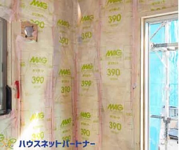 グラスウールで家中まるごとすっぽり断熱、寒い冬でも室内が暖かく、暑い夏も冷房効果が持続します。