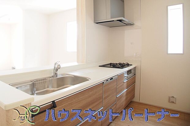 キッチン吊戸棚を無くす事によって、コミュニケーションを重視した設計に致しました。区画によって変わる一体感を、実際にご覧になって頂けましたらと思います。