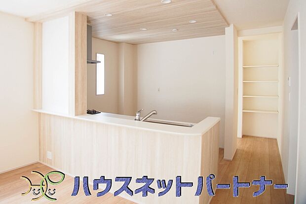 カウンターキッチンは広くて収納力もあるので、快適に料理をすることができます。食器や炊事用具を手の届くところに配置しやすいため調理もスピーディーです。