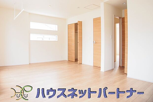 たっぷりの収納も配備しており、片付いた空間を現実出来そう。陽光も降り注ぐ明るく開放的な空間が魅力的。