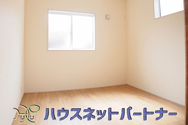 柔らかな光り差し込む家族に優しい洋室は子供部屋にぴったり。
