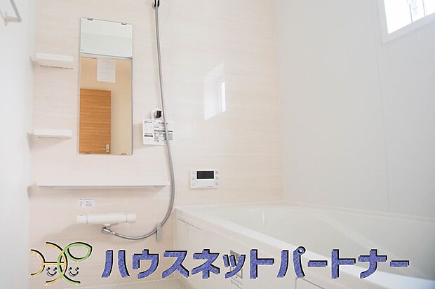 明るい作りの浴室は心も体もリフレッシュさせてくれます。窓もあるので湿気を外へ逃がすことも出来ます。