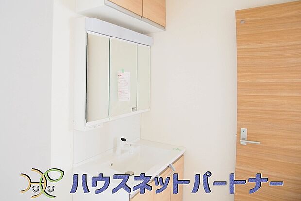 シャワー機能付洗面化粧台。洗顔や手洗いはもちろん、シャンプーも行える多機能洗面台です。広い洗面台を使えば手洗い洗濯などにも利用できます。