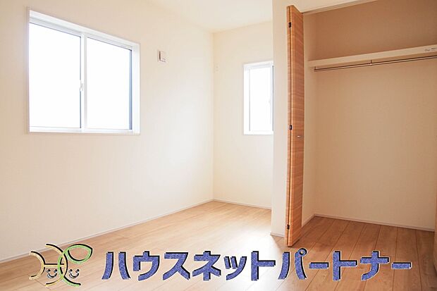 壁面クローゼットのメリットは、衣類が横一列に並ぶためひと目で洋服が選びやすいこと。衣類をたくさんお持ちの方も、限られたスペース内に無理なく収納することができます。