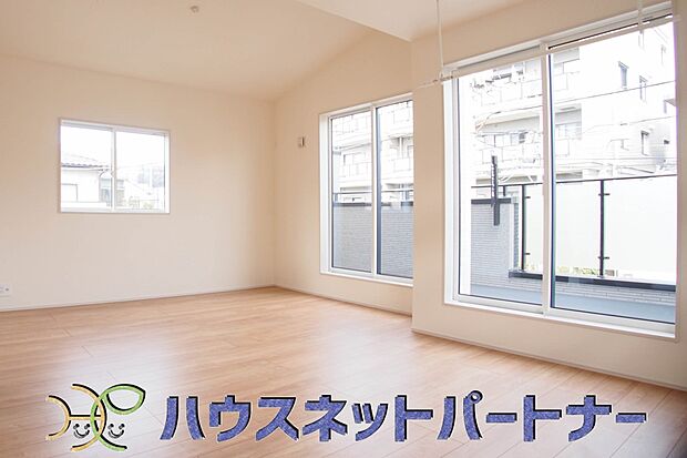 陽射しがぽかぽかと差し込むお部屋は湿気やカビの心配も減るので快適に過ごせます。