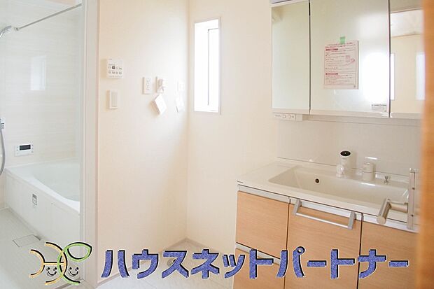 十分な大きさの洗面台は、身だしなみチェックや歯磨きなど、朝の慌ただしい時間でもホテルライクなスペースで余裕とゆとりを感じて頂けます。