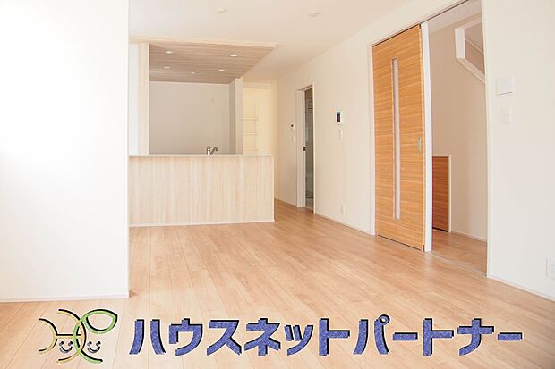 忙しい朝でも家族揃って食事をして頂ける、ゆとりある大きさのダイニングスペース。奥様の手料理をカウンター越しに受けとって頂き、テーブルで囲む素敵な時間を存分にお愉しみ下さい。