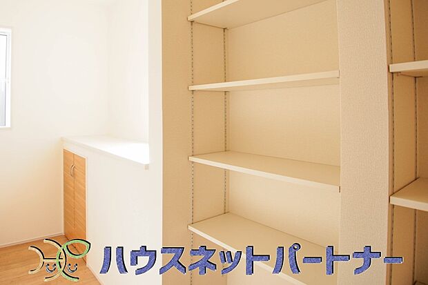 パントリー(食料庫)常温保存できるパン、お米、調味料、缶詰など、日常的に使うものや未開封の食品の収納にぴったり。棚にものを並べて収納すれば、何が足りないのかひと目で確認できます。