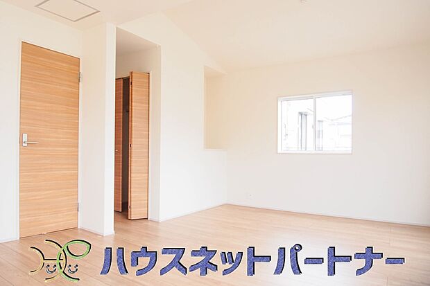 各部屋を最大限に広く使って頂ける様、全居住スペースに収納付。プライベートルームはゆったりと快適に。