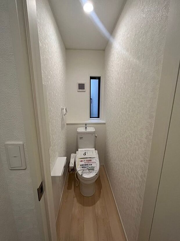 快適な生活を送るための必須アイテムとなった洗浄機能付トイレ。おしり洗浄、ビデ洗浄、暖房便座の3つの機能を標準装備しています。