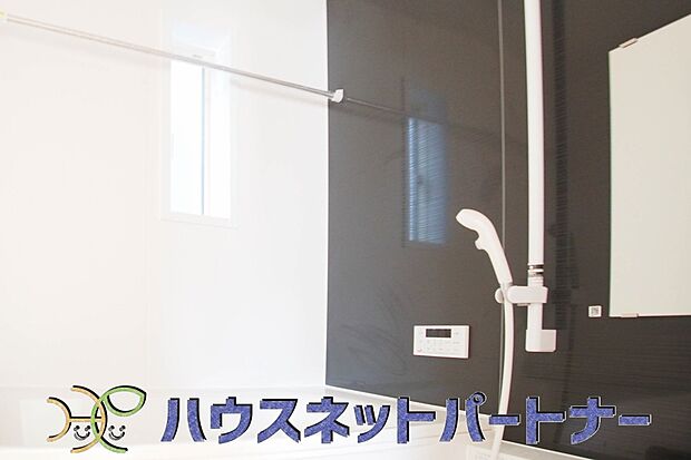 明るい作りの浴室は心も体もリフレッシュさせてくれます。窓もあるので湿気を外へ逃がすことも出来ます。
