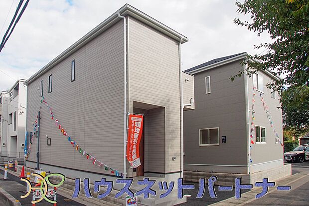 上質感漂う玄関へのアプローチ。居住者の帰り、訪れる方を優しく迎える・安らぎに満ちた生活空間を予感させる。健やかな暮らしを楽しめそう。