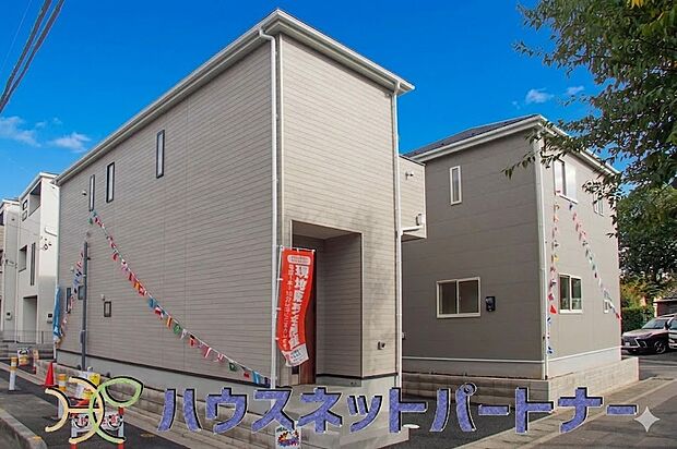 上質感漂う玄関へのアプローチ。居住者の帰り、訪れる方を優しく迎える・安らぎに満ちた生活空間を予感させる。健やかな暮らしを楽しめそう。