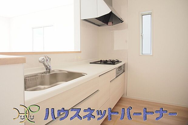 カウンターキッチンは広くて収納力もあるので、快適に料理をすることができます。食器や炊事用具を手の届くところに配置しやすいため調理もスピーディーです。