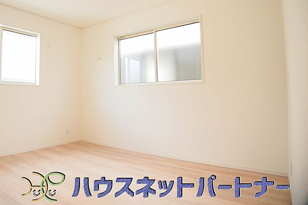 たっぷりの収納も配備しており、片付いた空間を現実出来そう。陽光も降り注ぐ明るく開放的な空間が魅力的。