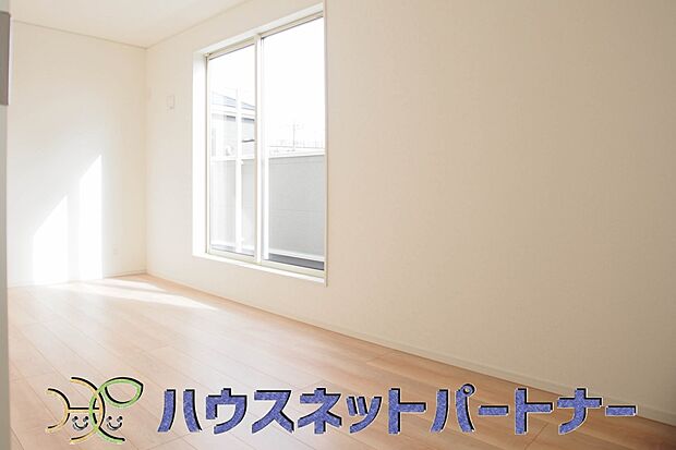 明るい窓のあるお部屋は子供部屋にぴったり。可愛い家具で素敵なお部屋に。
