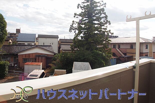 青い空が近くに感じるバルコニーは、爽やかな風をお部屋へ運んでくれます。