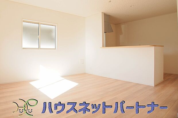 雑誌の一コマのようなダイニングキッチン。収納も豊富で機能的です。