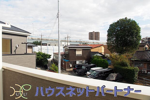 2階にあるバルコニーは太陽の光が燦々と降り注ぎ、毎日のお洗濯も快適に。太陽は心を元気にしてくれますよね。